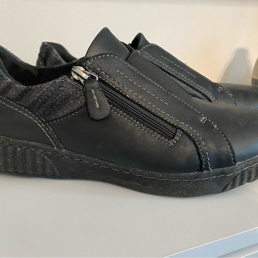 Clarks Women’s Black Leather casual shoes size 10